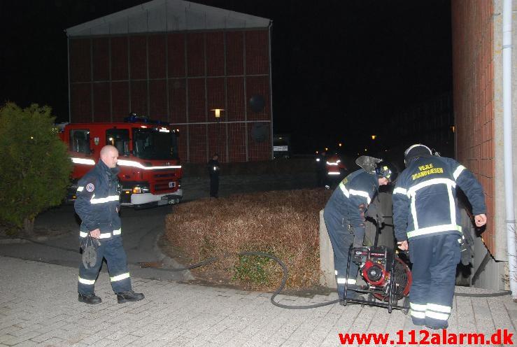 Sat ild til dør og dørkarm. Løget Høj 10b i Vejle. 24/04-2013. Kl. 02:26.