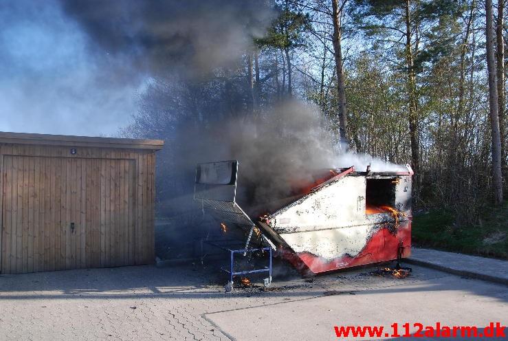 Brand i Container. Grønnedalen i Vejle. 05/05-2013. Kl. 19:06.