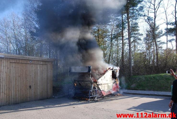 Brand i Container. Grønnedalen i Vejle. 05/05-2013. Kl. 19:06.