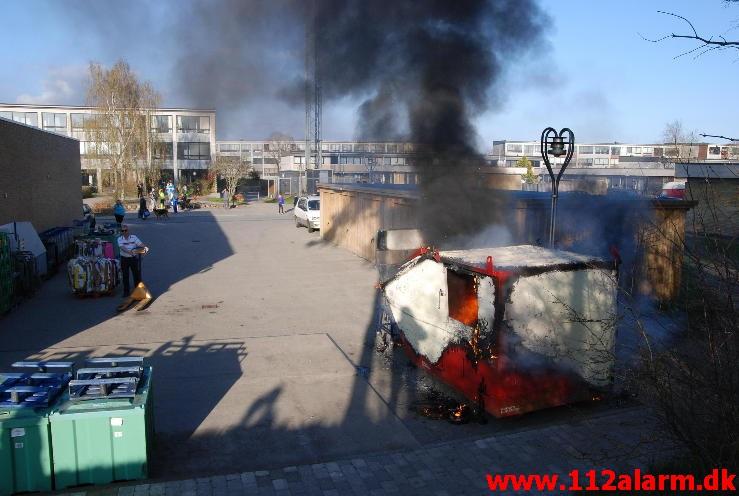 Brand i Container. Grønnedalen i Vejle. 05/05-2013. Kl. 19:06.