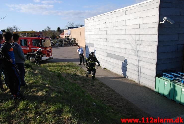 Brand i Container. Grønnedalen i Vejle. 05/05-2013. Kl. 19:06.