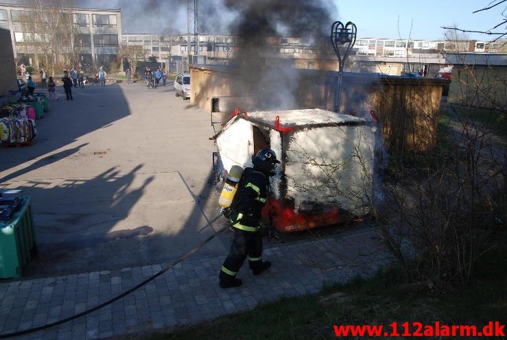 Brand i Container. Grønnedalen i Vejle. 05/05-2013. Kl. 19:06.