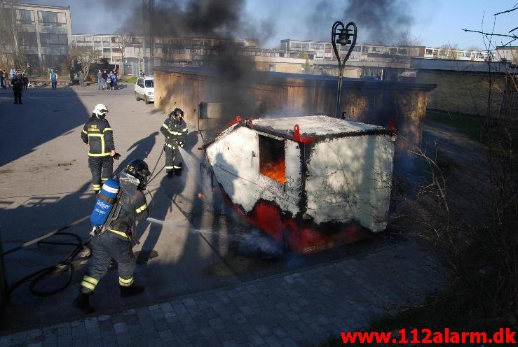 Brand i Container. Grønnedalen i Vejle. 05/05-2013. Kl. 19:06.