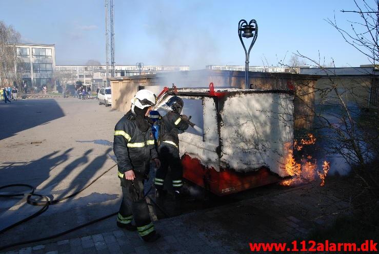 Brand i Container. Grønnedalen i Vejle. 05/05-2013. Kl. 19:06.