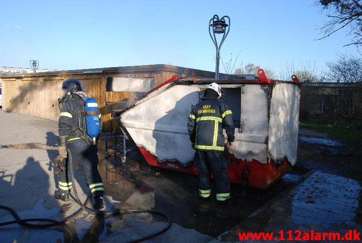 Brand i Container. Grønnedalen i Vejle. 05/05-2013. Kl. 19:06.