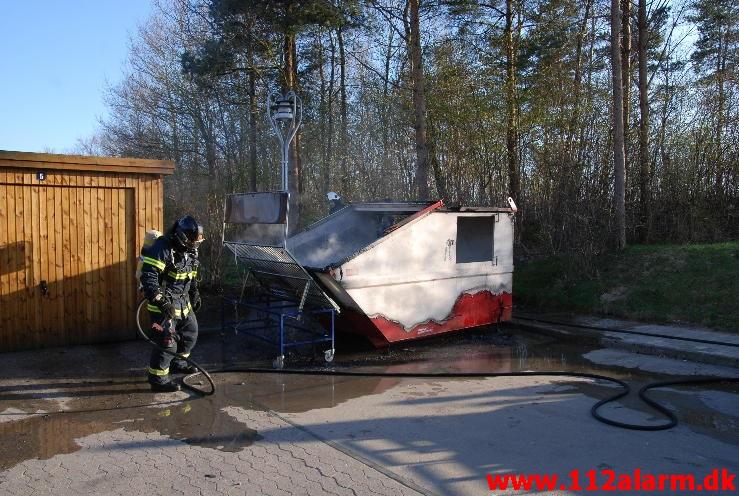 Brand i Container. Grønnedalen i Vejle. 05/05-2013. Kl. 19:06.