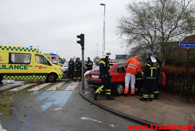 To bilen var stødt sammen. Horsensvej Jægervænget Vejle. 08/05-2013. Kl. 08:06.