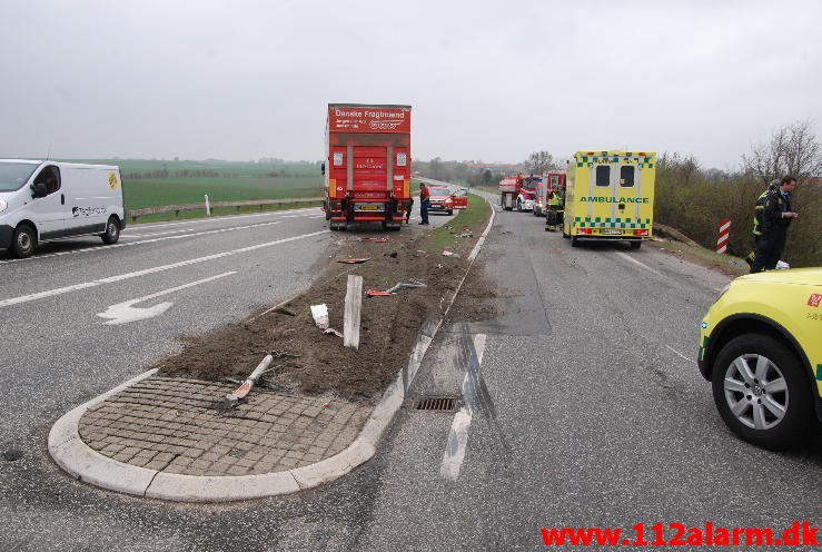 Lastbil ramte personbil. Juelsmindevej ved Daugård. 08/05-2013. Kl. 13:33.