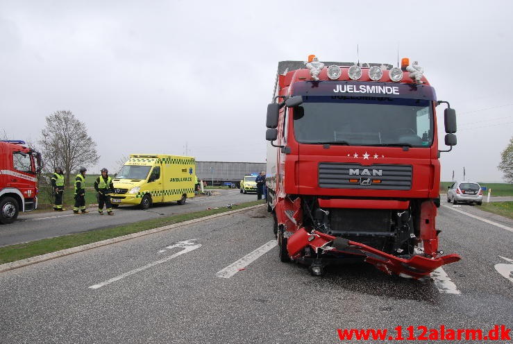 Lastbil ramte personbil. Juelsmindevej ved Daugård. 08/05-2013. Kl. 13:33.