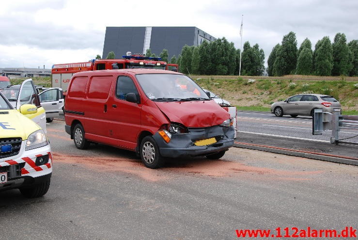 3 biler kørt sammen på Motorvejen. Motorvejen E45 ved Vejle. 04/07-2013. Kl. 13:37.