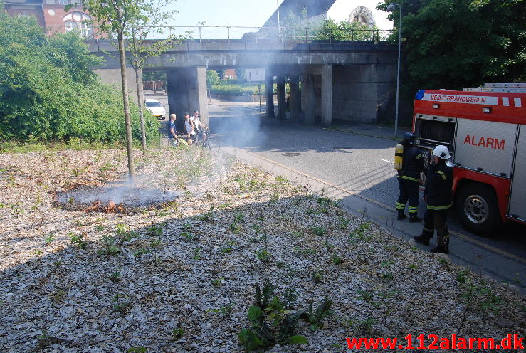 Mindre Brand i natur. Strandgade 3 i Vejle. 08/07-2013. Kl. 16:17.