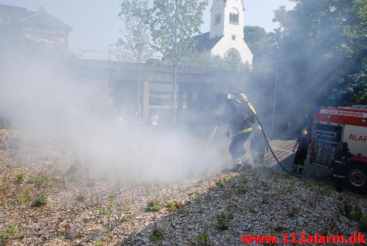 Mindre Brand i natur. Strandgade 3 i Vejle. 08/07-2013. Kl. 16:17.