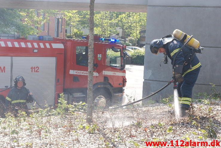 Mindre Brand i natur. Strandgade 3 i Vejle. 08/07-2013. Kl. 16:17.