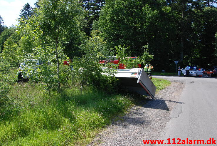 Voldsomt trafikuheld. Hærvejen og Gødding Skovvej. 09/07-2013. Kl. 15:02.