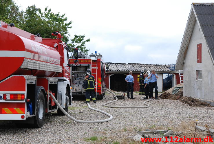 Brand i udhus. Kirkevej i Tørring. 04/07-2013. Kl. 13:09.