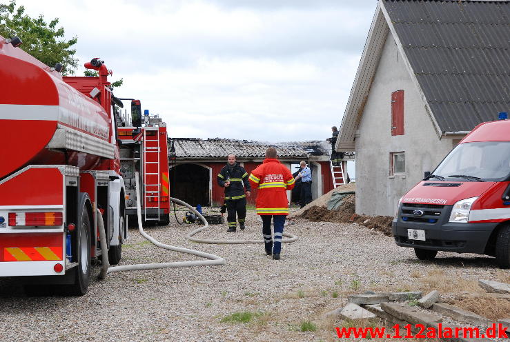 Brand i udhus. Kirkevej i Tørring. 04/07-2013. Kl. 13:09.