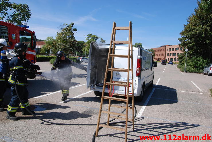 Bilbrand. Parkeringspladsen ved Region Syddanmark i Vejle. 24/07-2013. Kl. 11:18.