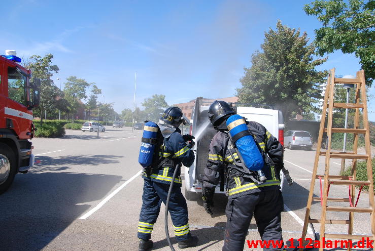 Bilbrand. Parkeringspladsen ved Region Syddanmark i Vejle. 24/07-2013. Kl. 11:18.