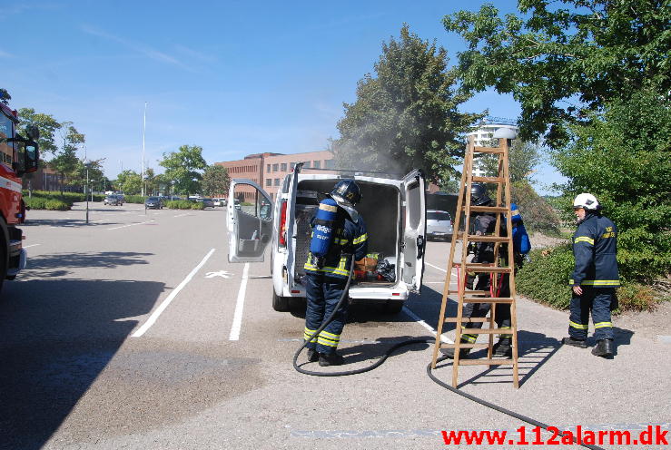 Bilbrand. Parkeringspladsen ved Region Syddanmark i Vejle. 24/07-2013. Kl. 11:18.