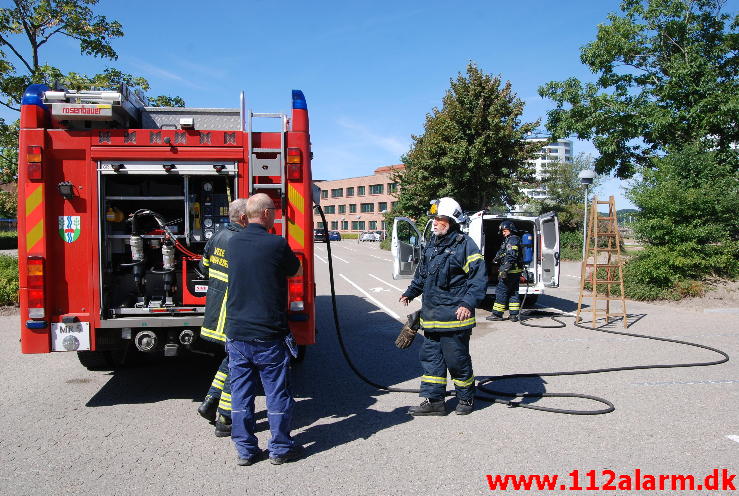 Bilbrand. Parkeringspladsen ved Region Syddanmark i Vejle. 24/07-2013. Kl. 11:18.