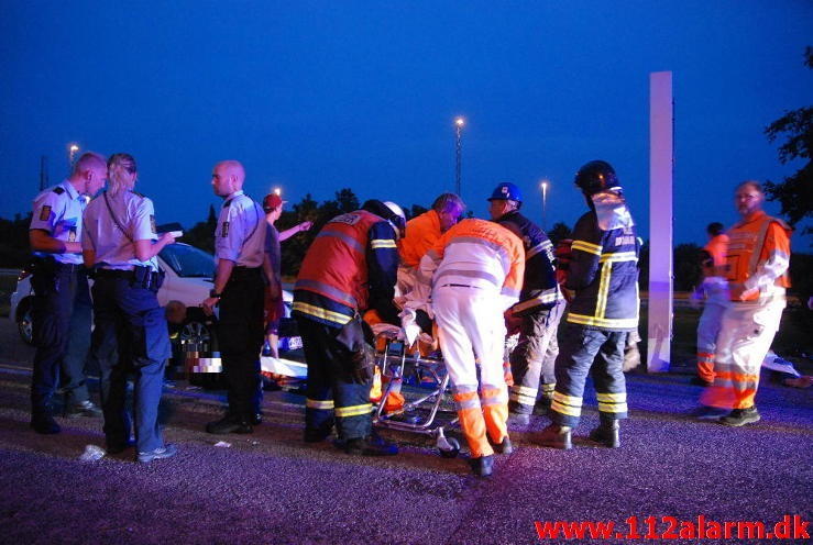 Bil ramte beton klods. Dandyvej i Vejle. 27/07-2013. Kl. 21:52.