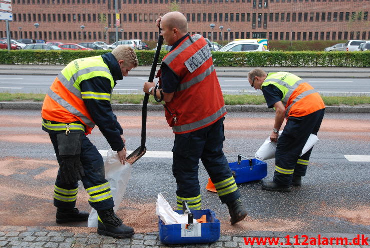 Mindre spild. Damhaven 13 i Vejle. 01/08-2013. Kl. 11:53.