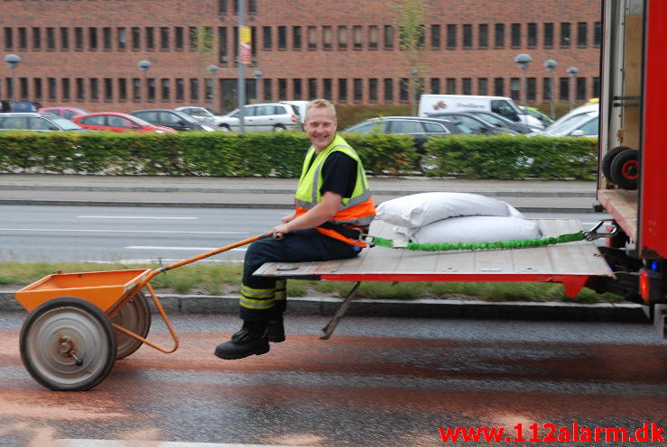 Mindre spild. Damhaven 13 i Vejle. 01/08-2013. Kl. 11:53.