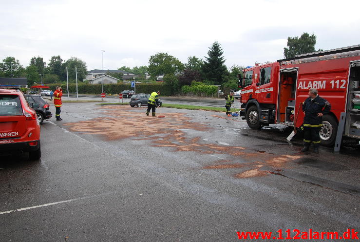 Større benzinudslip. Søndergade 38 i Børkop. 10/08-2013. Kl. 10:01.