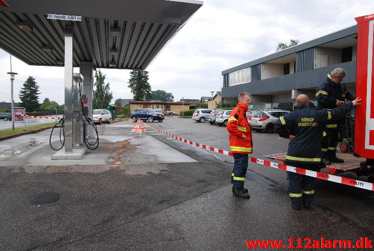 Større benzinudslip. Søndergade 38 i Børkop. 10/08-2013. Kl. 10:01.