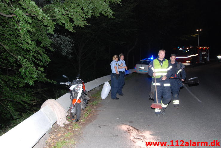 En væltet motorcykel. Munkebjergvej i Vejle. 14/08-2013. Kl. 21:28.