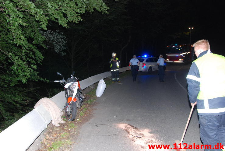 En væltet motorcykel. Munkebjergvej i Vejle. 14/08-2013. Kl. 21:28.