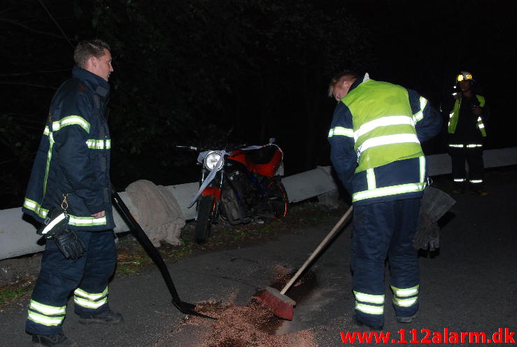 En væltet motorcykel. Munkebjergvej i Vejle. 14/08-2013. Kl. 21:28.