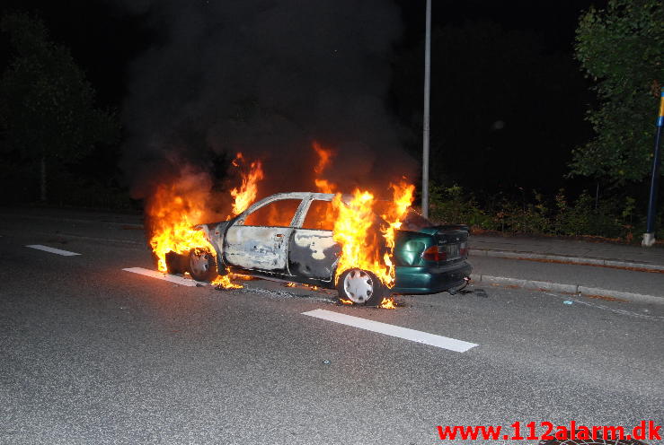 Brændende bil. Fredericiavej i Vejle. 15/08-2013. Kl. 01:29.