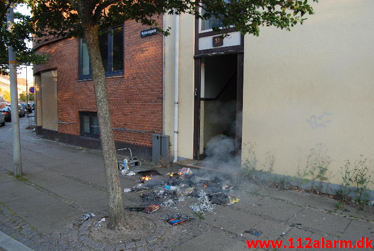 Brand i opgang. Nyboesgade 31 i Vejle. 25/08-2013. Kl. 19:55.