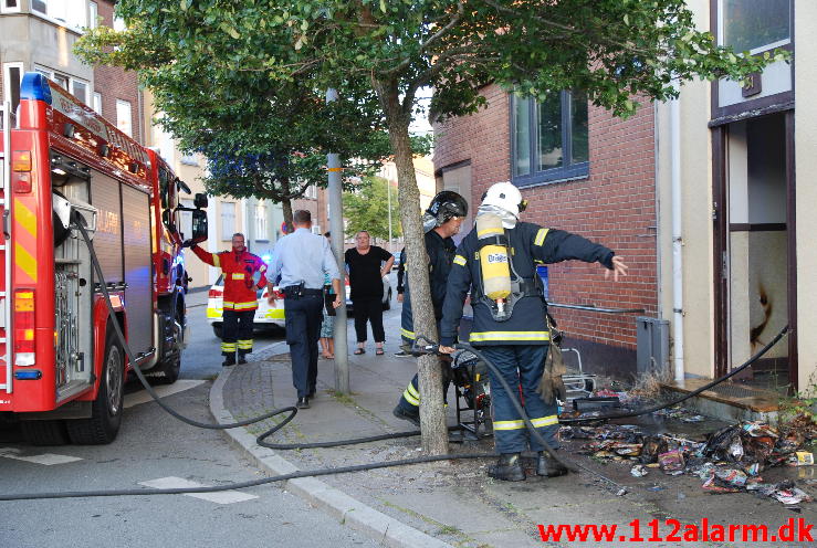 Brand i opgang. Nyboesgade 31 i Vejle. 25/08-2013. Kl. 19:55.