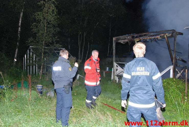 Udbrændte kolonihavehus. Haveforeningen Nordly 131 i Vejle. 05/09-2013. Kl. 20:54.