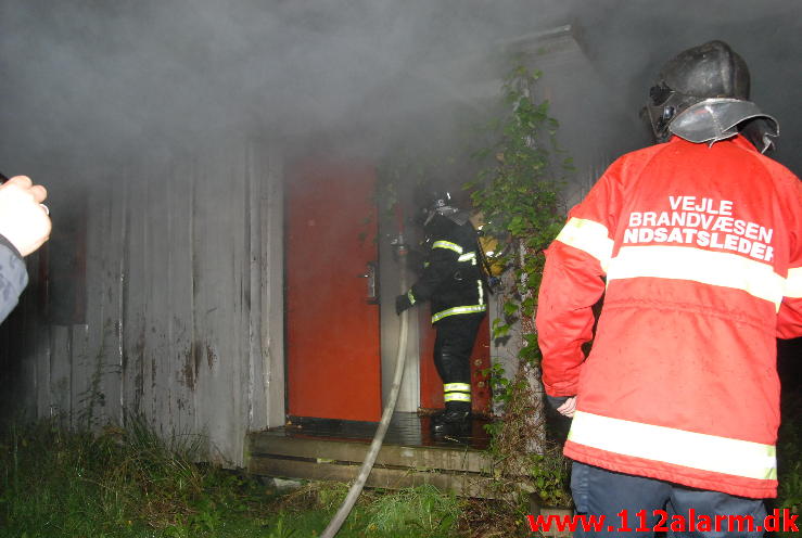 Udbrændte kolonihavehus. Haveforeningen Nordly 131 i Vejle. 05/09-2013. Kl. 20:54.