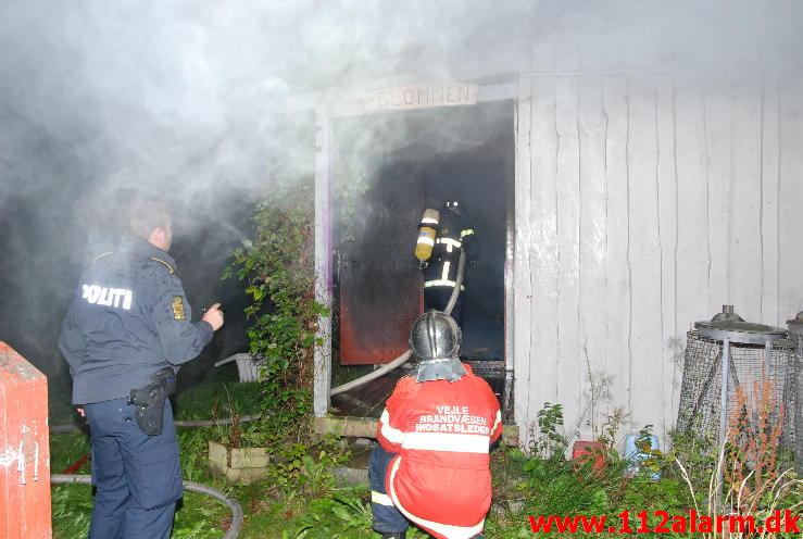 Udbrændte kolonihavehus. Haveforeningen Nordly 131 i Vejle. 05/09-2013. Kl. 20:54.