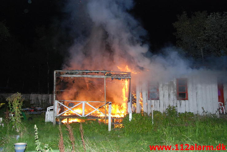 Udbrændte kolonihavehus. Haveforeningen Nordly 131 i Vejle. 05/09-2013. Kl. 20:54.