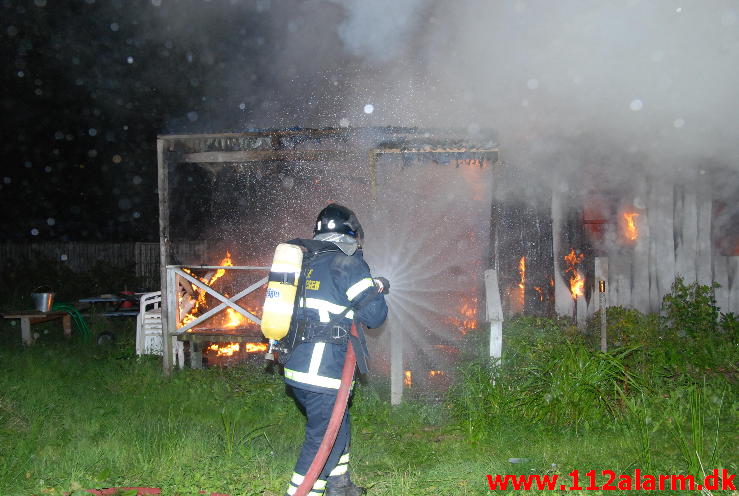 Udbrændte kolonihavehus. Haveforeningen Nordly 131 i Vejle. 05/09-2013. Kl. 20:54.