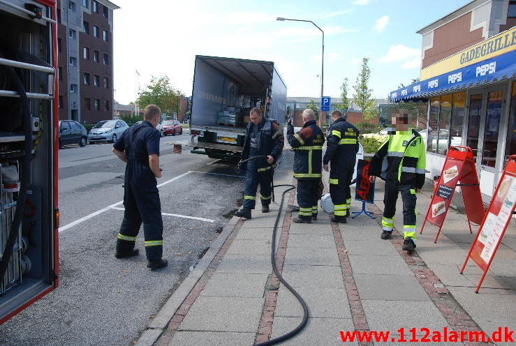 Ualmindelig heldig chauffør. Skolegade i Vejle. 10/09-2013. Kl. 13:03.