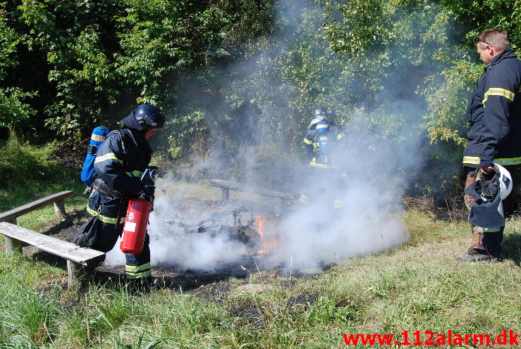 Ild i knallert. Grønnedalen i Vejle. 25/04-2013. Kl. 14:21.