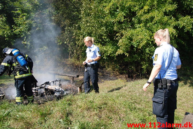 Ild i knallert. Grønnedalen i Vejle. 25/04-2013. Kl. 14:21.