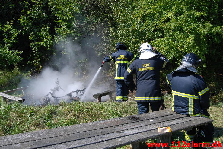 Ild i knallert. Grønnedalen i Vejle. 25/04-2013. Kl. 14:21.