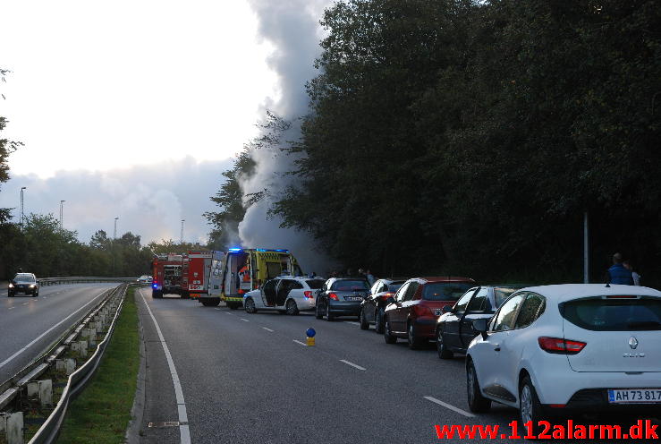 Tuk Tuk brød i brand ved påkørsel. Koldingvej i Vejle. 01/10-2013. Kl. 8:16.