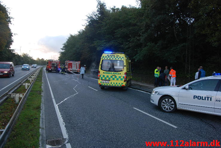 Tuk Tuk brød i brand ved påkørsel. Koldingvej i Vejle. 01/10-2013. Kl. 8:16.