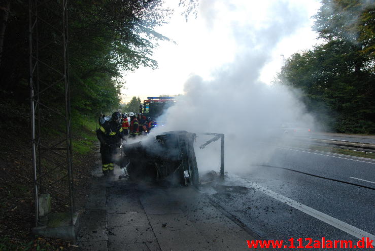 Tuk Tuk brød i brand ved påkørsel. Koldingvej i Vejle. 01/10-2013. Kl. 8:16.