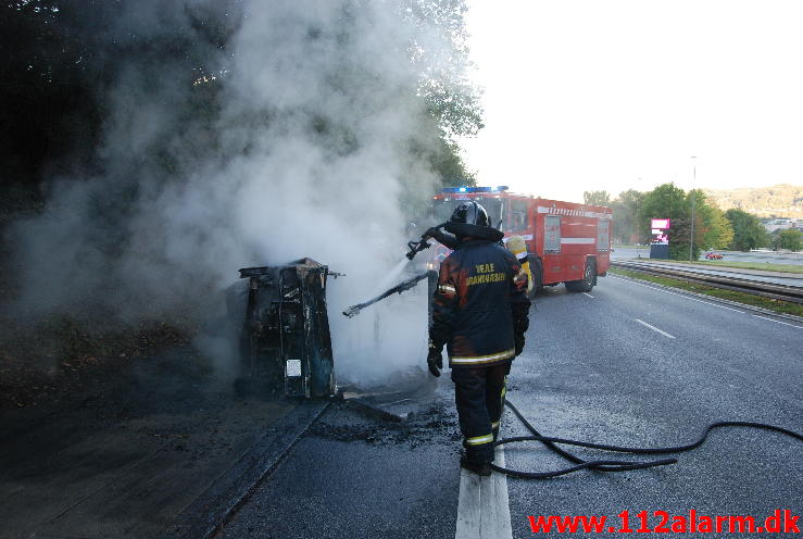 Tuk Tuk brød i brand ved påkørsel. Koldingvej i Vejle. 01/10-2013. Kl. 8:16.