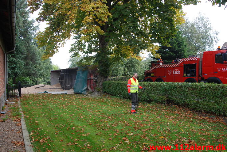 Pludselig væltede hængeren om på siden. Krogbuskevej 144 i Børkop. 08/10-2013. Kl. 9:43.