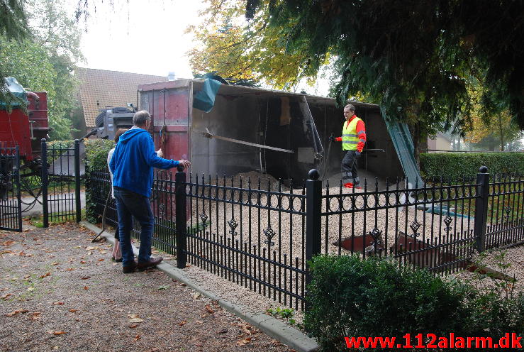 Pludselig væltede hængeren om på siden. Krogbuskevej 144 i Børkop. 08/10-2013. Kl. 9:43.